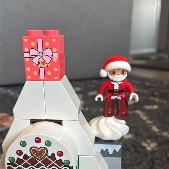 Lego Duplo Santa’s Gingerbread House - Picture 4 of 6